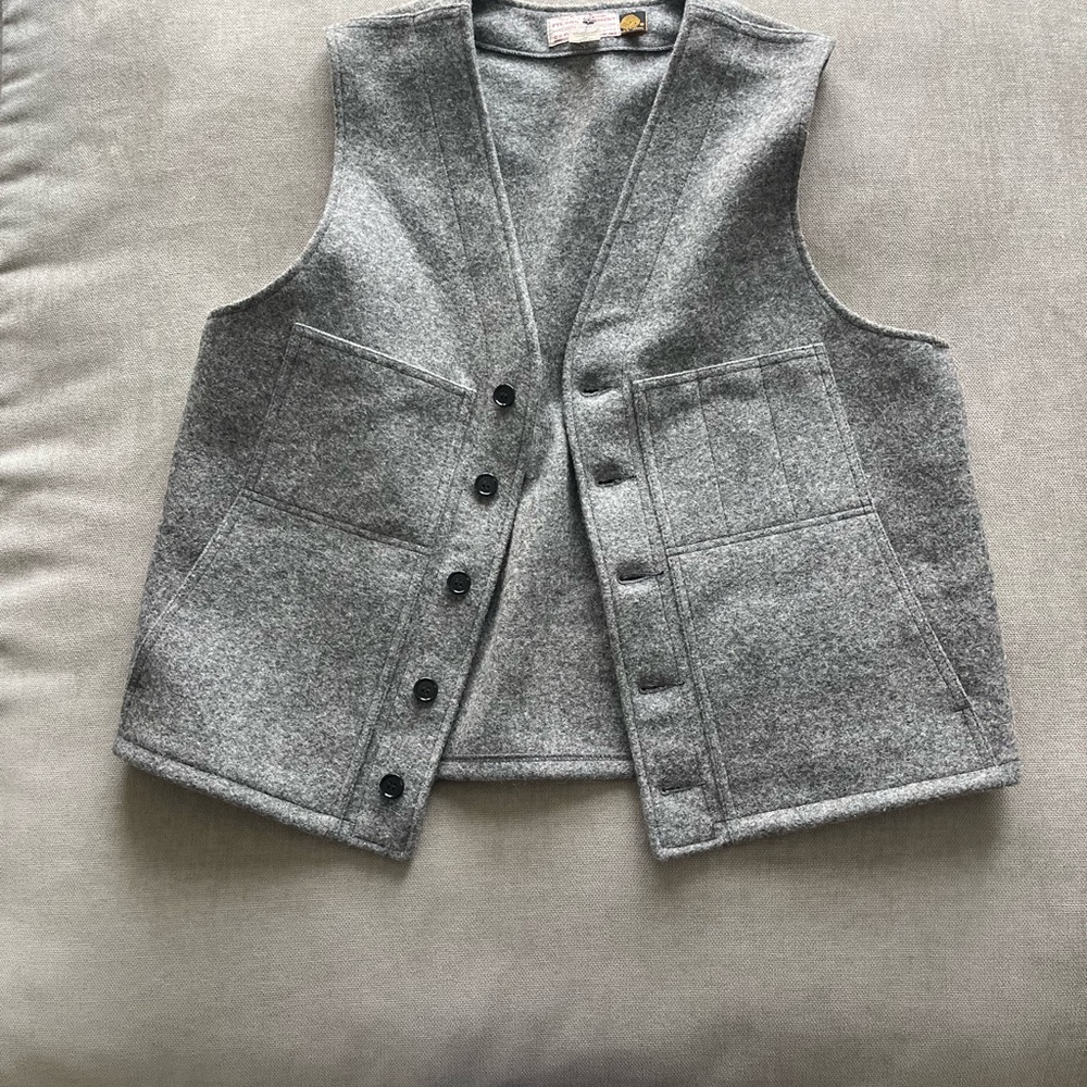 Gray Button-Up Vest: 💯 wool
